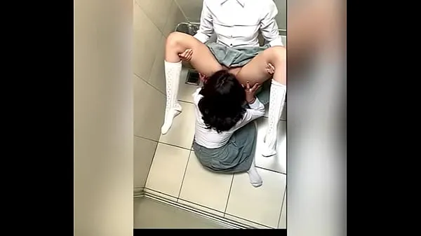 Mostra Due studentesse lesbiche messicane si toccano nel bagno della scuola e fanno sesso orale! Due calde studentesse lesbiche messicane nel bagno delle donne si toccanonuovi video