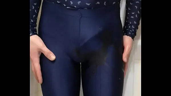 عرض piss in leggings body مقاطع فيديو حديثة