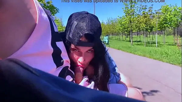 Zobraziť nové videá (Blowjob challenge in public to a stranger, the guy thought it was prank)