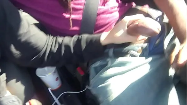 Vis Lesbian Gives Friend Handjob In Car ferske videoer