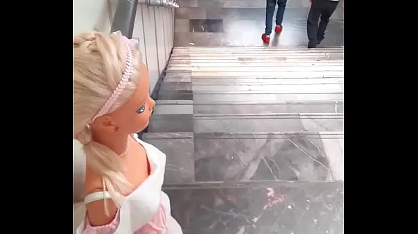 Afficher Barbie géante dans le métro CDMX nouvelles vidéos