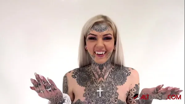 Tattooed Amber Luke rides the tremor for the first time Yeni Videoyu göster