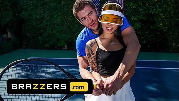 Prikaži Xander Corvus) Massages (Gina Valentinas) Foot To Ease Her Pain They End Up Fucking - Brazzers svežih videoposnetkov