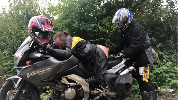 Prikaži Gay fisting biker svežih videoposnetkov