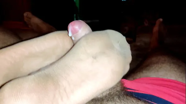 Mostra footjob veloce con calze di nylon abbronzate e un sacco di spermanuovi video