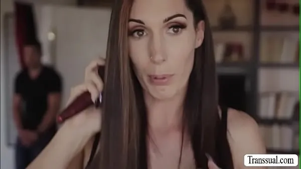 Tampilkan Stepson bangs the ass of her trans stepmom Video segar