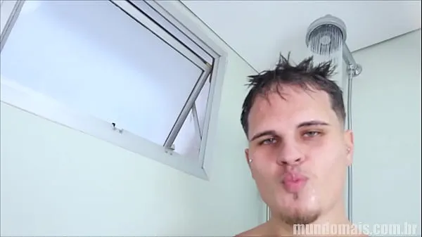 Beautiful man taking a shower 個の新鮮な動画を表示