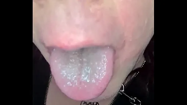 Toon Sissy Tania Cox getting her mouth used for the first time by her new daddy nieuwe video's