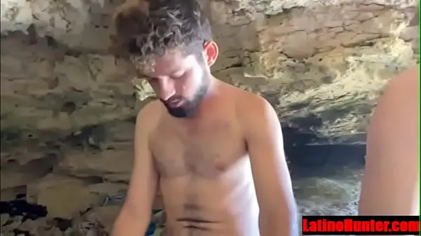 Two lean Latinos sucking cock outdoors in a cave 個の新鮮な動画を表示