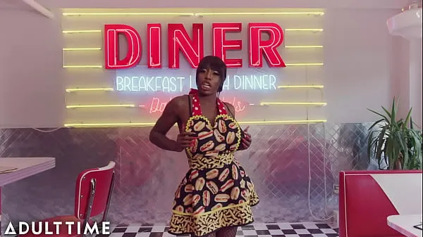 Mostrar ADULT TIME - Ebony Mystique SUPER SOAKS Diner con SQUIRT mientras prepara un helado vídeos nuevos