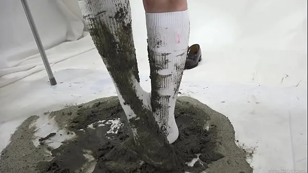 girl soiling her clean new socks with sand تازہ ویڈیوز دکھائیں