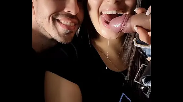 Mostrar Hotwife hace un buen oral y recibe semen en la boca humilla al cornudo Arthur Urso que se lo traga todo a Luana Kazaki vídeos nuevos