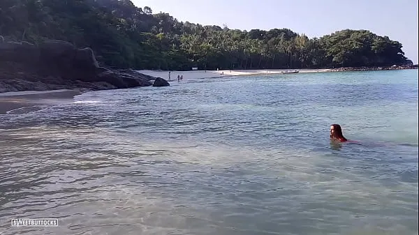 Afficher Une fille rousse nue se baigne sur une plage publique nouvelles vidéos