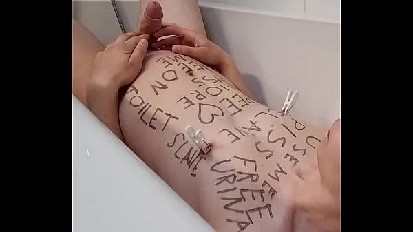 Teenage slave with bodywriting peeing all-over himself 個の新鮮な動画を表示