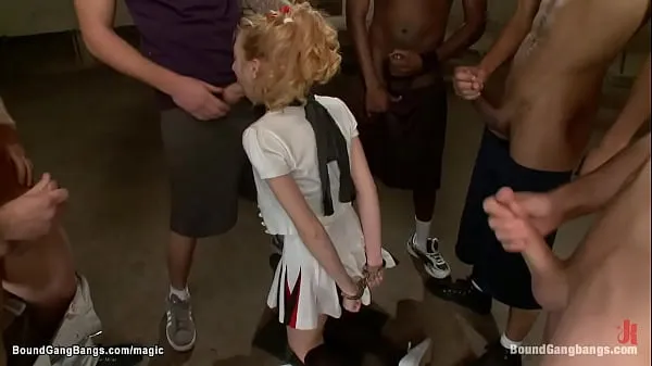 Afficher Cheerleader dp interracial pilonné nouvelles vidéos