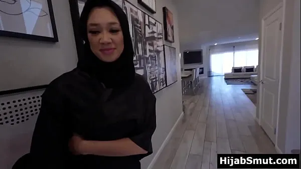 Hiển thị Muslim girl in hijab asks for a sex lesson Video mới
