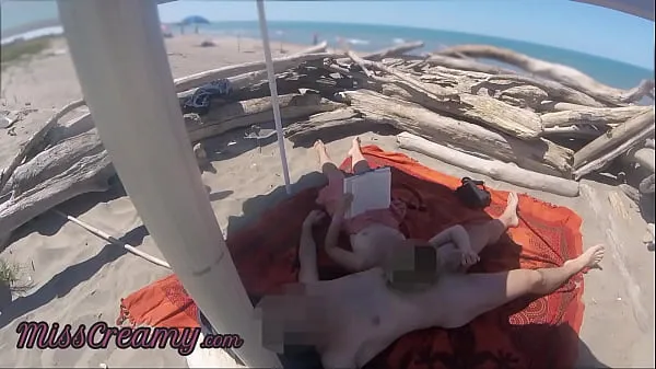 แสดง Risky Public Handjob on the Canary Beach Caught reading a book - MissCreamy วิดีโอใหม่