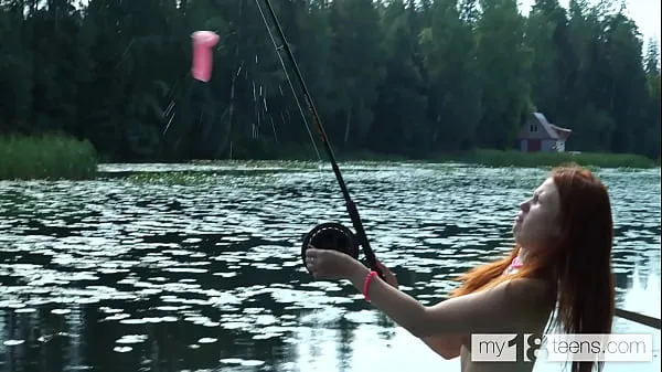 Afficher MY18TEENS - Une jolie fille a décidé d'aller pêcher et a attrapé un gode et s'est baisée dans le bateau nouvelles vidéos