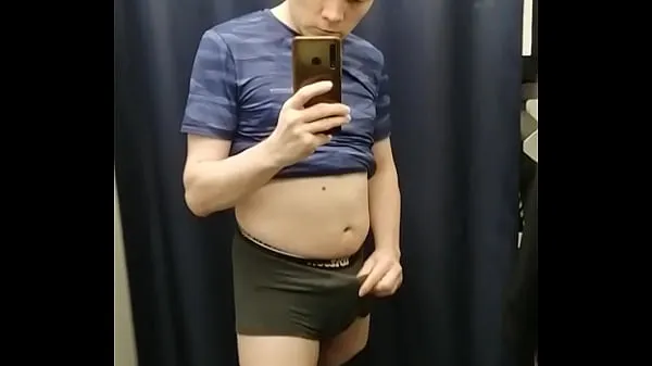 Mostrar The guy masturbates his penis in the fitting room vídeos recentes