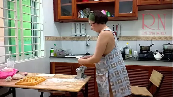 Afficher L'heure des raviolis ! Une femme de ménage nue travaille dans la cuisine de l'hôtel. Femme de ménage dépravée travaille dans la cuisine sans culotte nouvelles vidéos