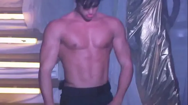 Mostrar Stripper brasileño guapo vídeos nuevos