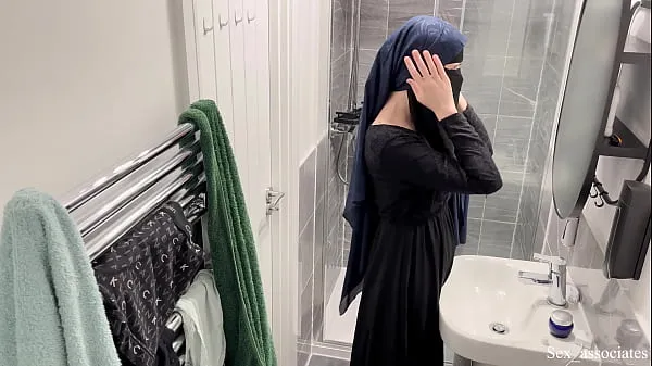 Afficher J'ai surpris une magnifique fille arabe en niqab en train de se masturber dans la salle de bain nouvelles vidéos