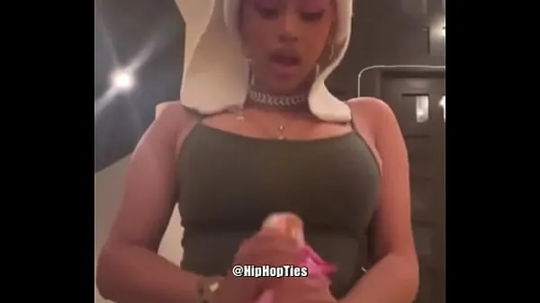 显示Cardi B jerking off whipped cream can新鲜视频