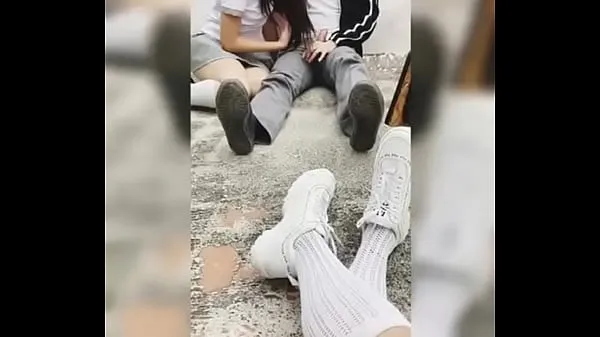 Mostrar Mejores Amigas Estudiantes se Graban en la Escuela Chupándosela a un Alumno y Cogiendo. Sexo Casero! # 2 vídeos nuevos