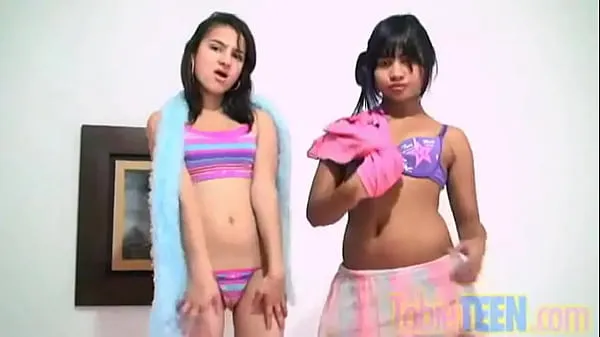 Hiển thị Playful lesbian teens stripping off - Tobie Teen Video mới