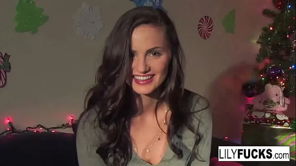 Afficher Lily nous raconte ses vœux de Noël excitants avant de se satisfaire dans les deux trous nouvelles vidéos