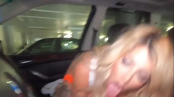 Näytä Tatted Hooters Waitress Sucks Cock in Car for Big Tip tuoretta videota