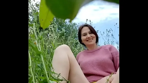 Mostra MILF nuda e arrapata in un campo di camomilla si masturba, piscia e allontana una vespa / Angela-MILFnuovi video