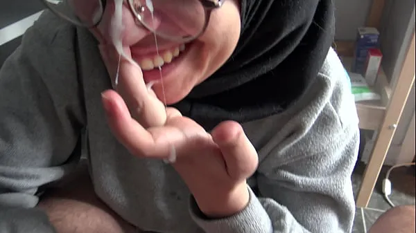 Näytä A Muslim girl is disturbed when she sees her teachers big French cock tuoretta videota