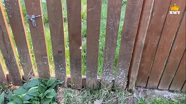 Показать Зрелая замужняя милфа застряла в заборе, сосед помог и трахнул еесвежие видео