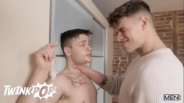 Mostra Il bellissimo Malik Delgaty si diverte gay con Ryan Bailey finché la sua ragazza non li sorprende - TWINKPOPnuovi video