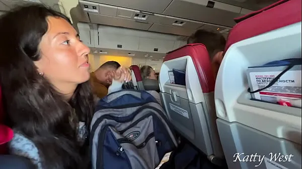 Vis Risky extreme public blowjob on Plane ferske videoer