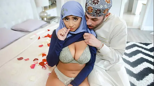 Pokaż Arab Husband Trying to Impregnate His Hijab Wife - HijabLustnowe filmy