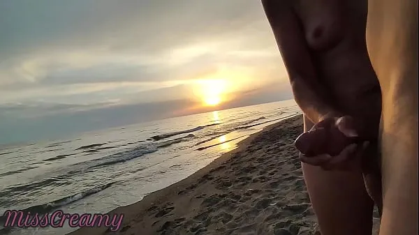 Mostrar Milf francesa mamada amateur en una playa nudista pública a un extraño con corrida 02 - MissCreamy vídeos nuevos