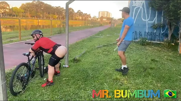 Vis CYCLIST CAUGHT A MAKE-OUT AND SHOWS HIS BOLDNESS OUTDOORS (COMPLETE ON RED AND SUBSCRIPTION nye videoer