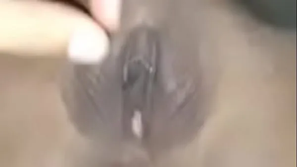 Vis Fucking a pretty girl's pussy until cum fills her clit, playing until her pussy is wet, very lickable, her clit is beautiful nye videoer