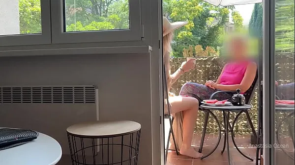 Afficher Mon mari se branle et jouit devant ma belle-mère pendant que nous discutons sur le balcon nouvelles vidéos