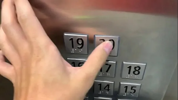 Afficher Sexe en public, dans l'ascenseur avec un inconnu et ils nous surprennent nouvelles vidéos