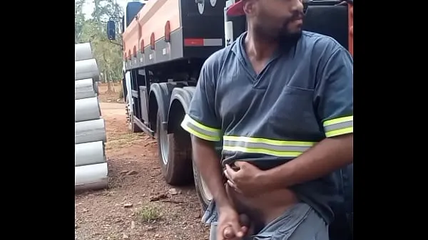 Tampilkan Worker Masturbating on Construction Site Hidden Behind the Company Truck Video segar