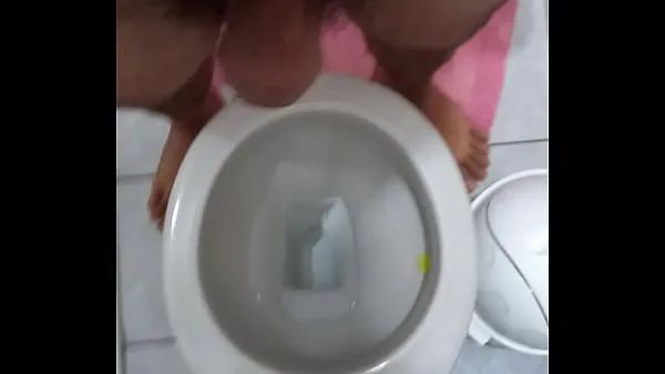 Pissing and showing twat 個の新鮮な動画を表示