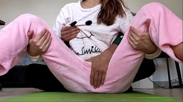 Tampilkan asian amateur real homemade teasing pussy and small tits fetish in pajamas Video segar