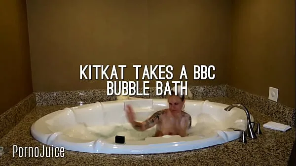 Mostrar petite blonde plays with huge bbc toy in the bath vídeos nuevos