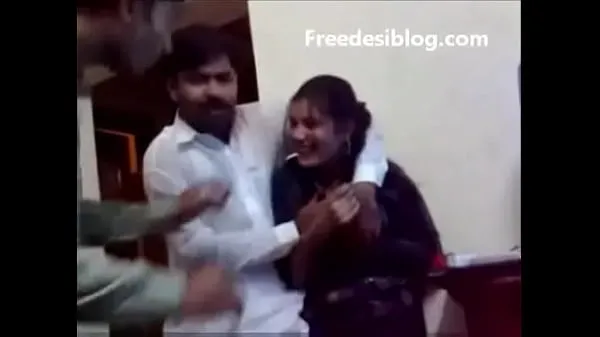 Visa Pakistani Desi girl and boy enjoy in hostel room färska videor