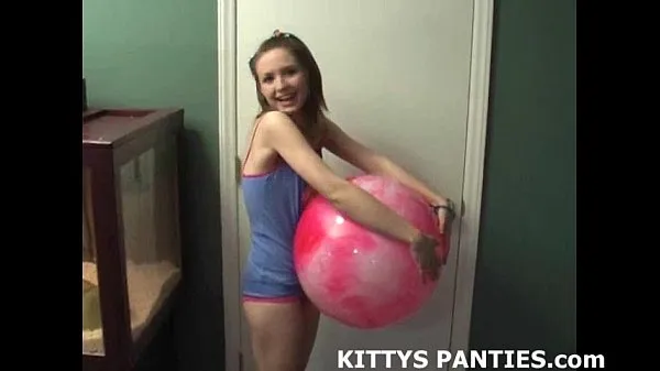 Prikaži 18yo teen Kitty throws her first s. party svežih videoposnetkov